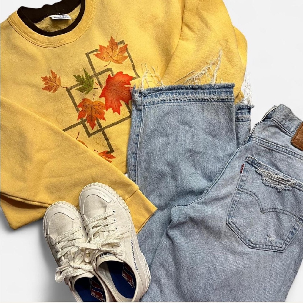 Vintage Yellow Leaf Print Sweatshirt with Light Blue Jeans
